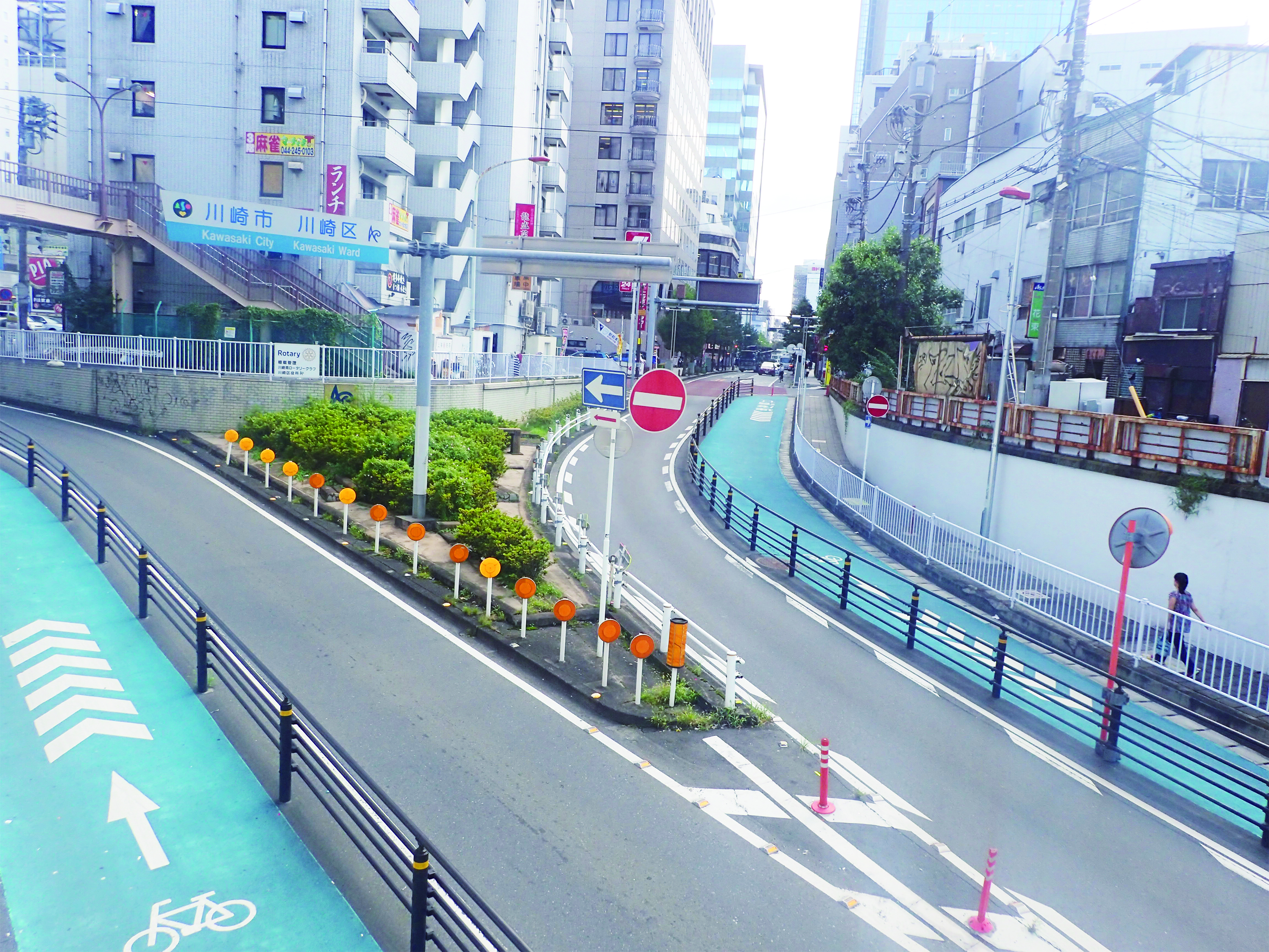 Installation of bicycle lanes in front of stations